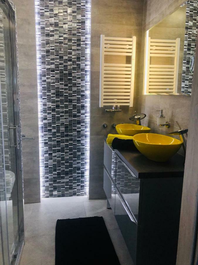 Apartament Elegance Yellow Rewal Ngoại thất bức ảnh