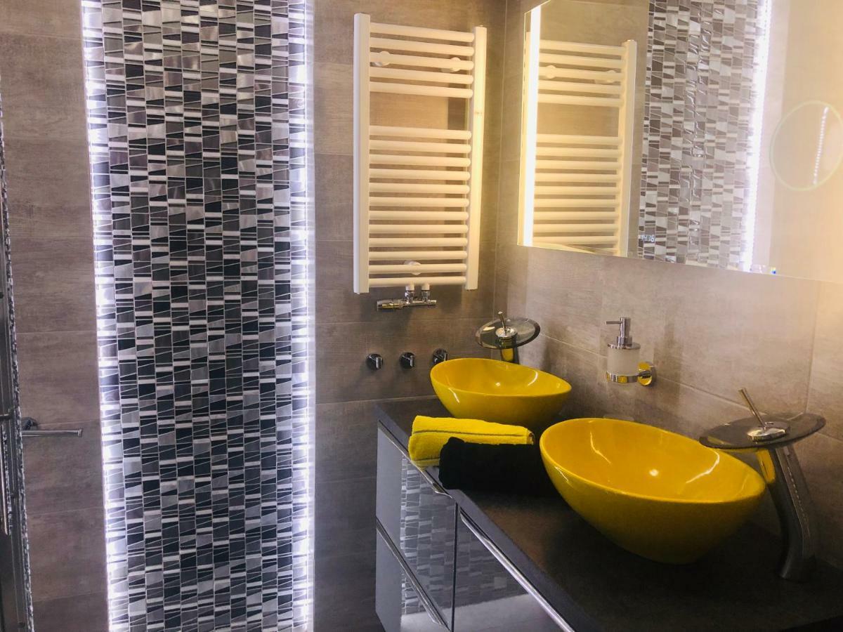 Apartament Elegance Yellow Rewal Ngoại thất bức ảnh