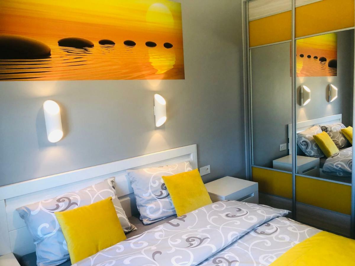 Apartament Elegance Yellow Rewal Ngoại thất bức ảnh